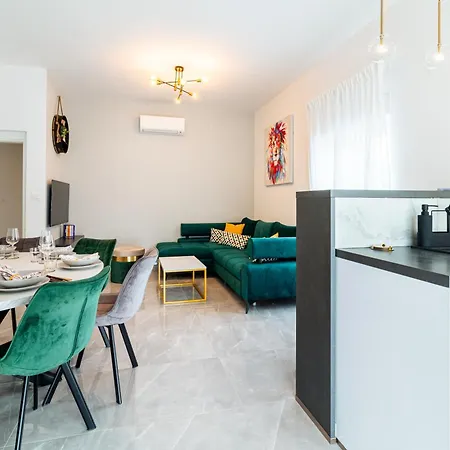 فيلة Jackal House