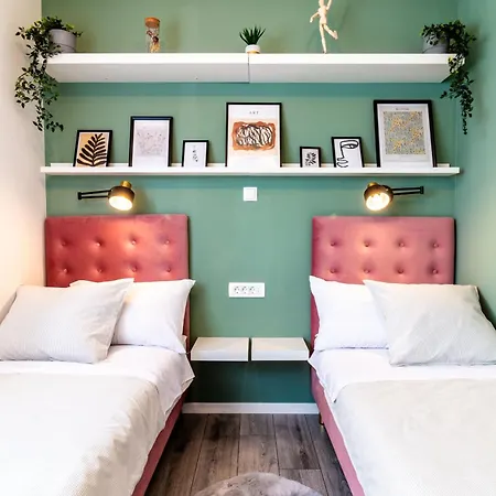فيلة Jackal House