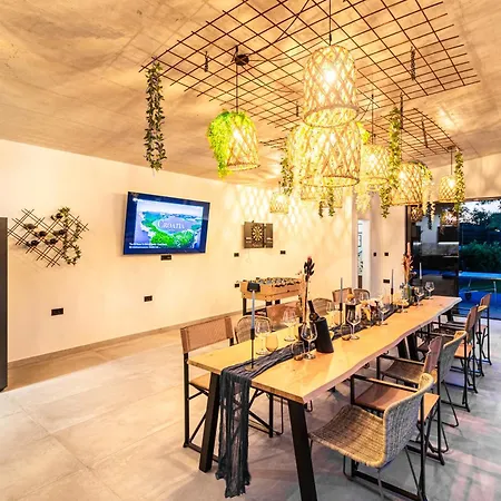 Jackal House فيلة