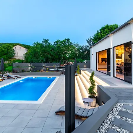 Jackal House * Lovrec