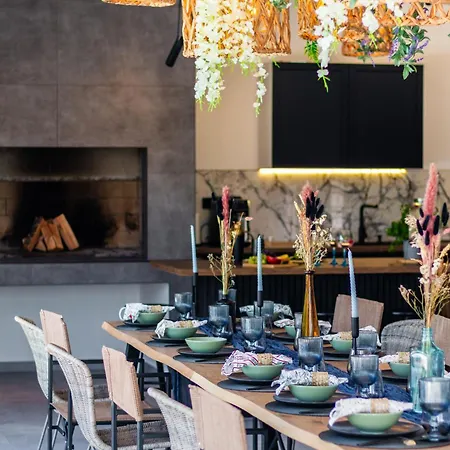 فيلة Jackal House