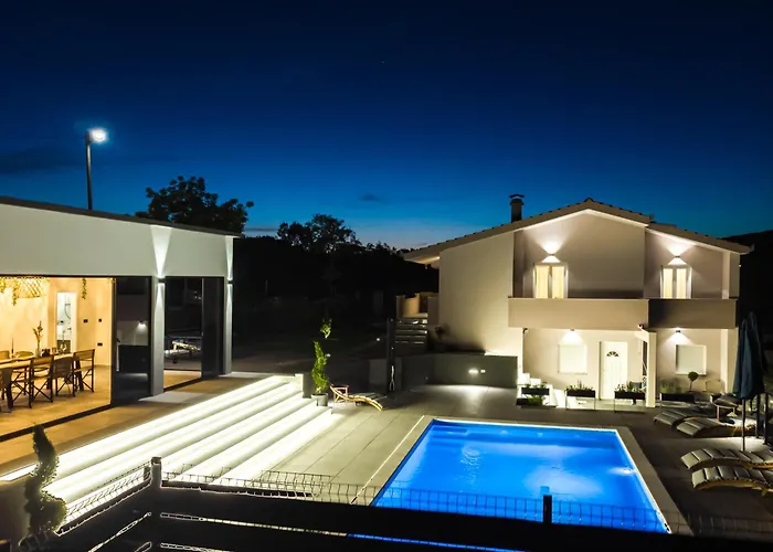 Jackal House With A Heated Pool And A Jacuzzi Lovreć