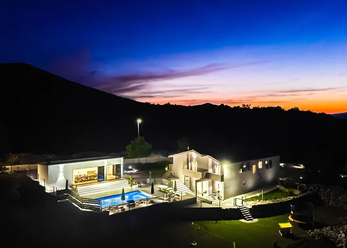 Jackal House With A Heated Pool And A Jacuzzi
