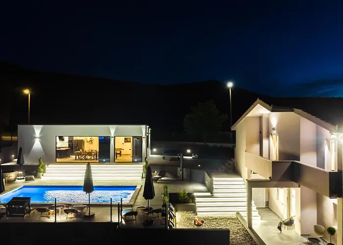 Jackal House With A Heated Pool And A Jacuzzi Villa