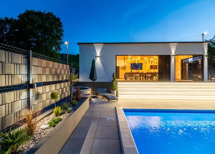Jackal House With A Heated Pool And A Jacuzzi Villa Lovreć