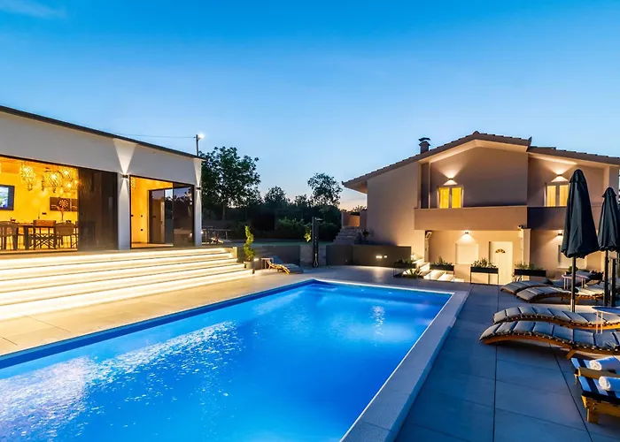 Jackal House With A Heated Pool And A Jacuzzi Villa