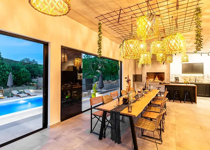 Villa Jackal House With A Heated Pool And A Jacuzzi
