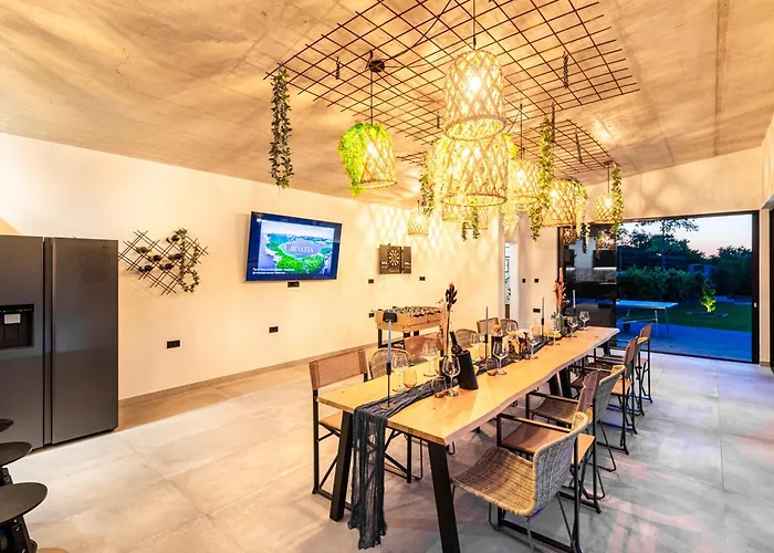 Jackal House With A Heated Pool And A Jacuzzi Villa