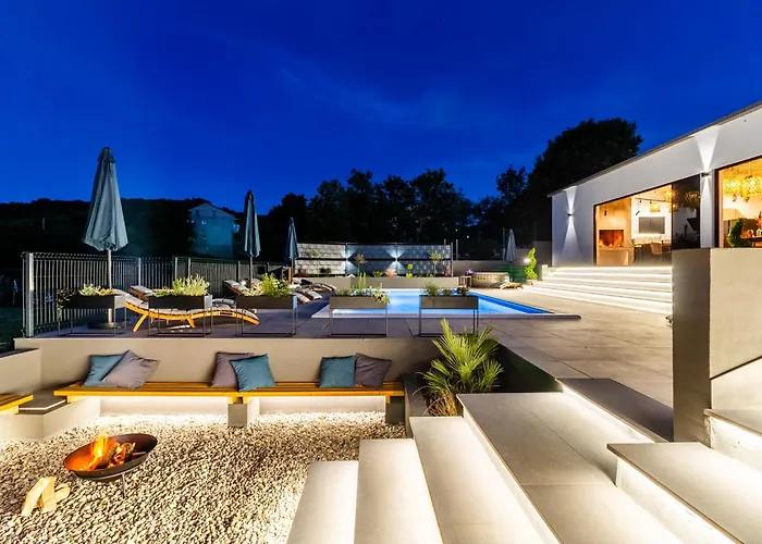 Villa Jackal House With A Heated Pool And A Jacuzzi