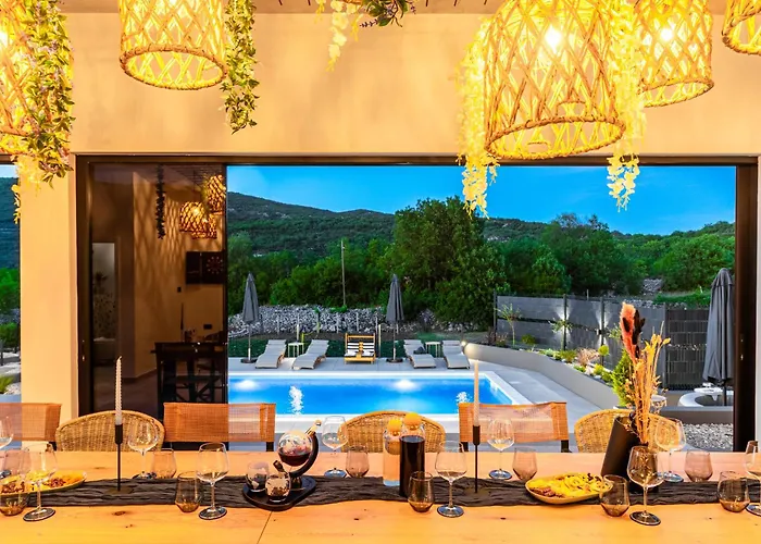 Jackal House With A Heated Pool And A Jacuzzi Villa