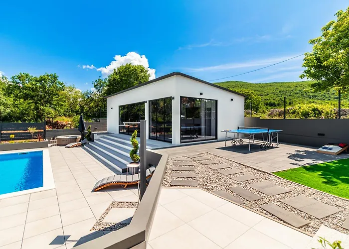 Villa Jackal House With A Heated Pool And A Jacuzzi