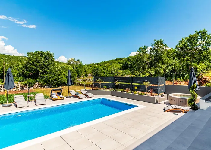 Villa Jackal House With A Heated Pool And A Jacuzzi *