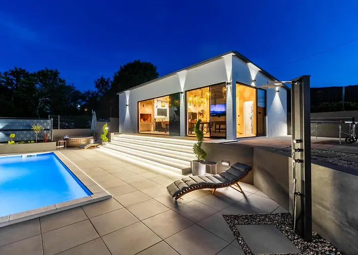 Jackal House With A Heated Pool And A Jacuzzi Lovreć