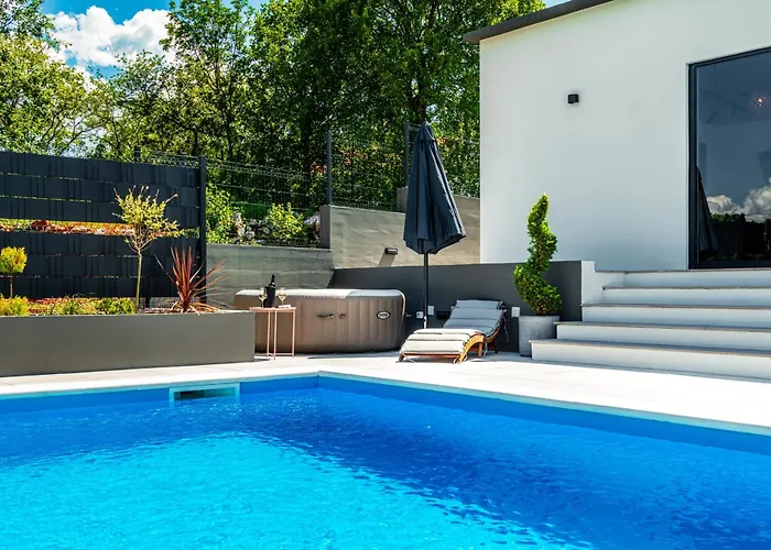 Jackal House With A Heated Pool And A Jacuzzi