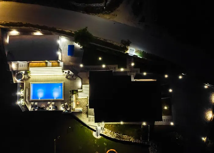 Villa Jackal House With A Heated Pool And A Jacuzzi