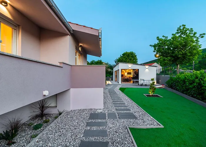 Jackal House With A Heated Pool And A Jacuzzi Villa Lovreć
