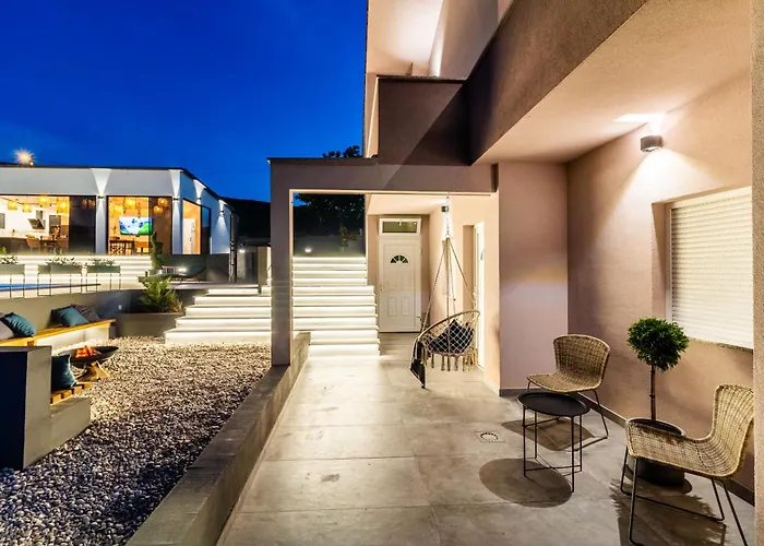 Jackal House With A Heated Pool And A Jacuzzi Villa