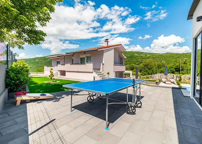 Villa Jackal House With A Heated Pool And A Jacuzzi Lovreć