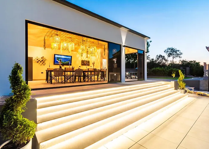 Villa Jackal House With A Heated Pool And A Jacuzzi