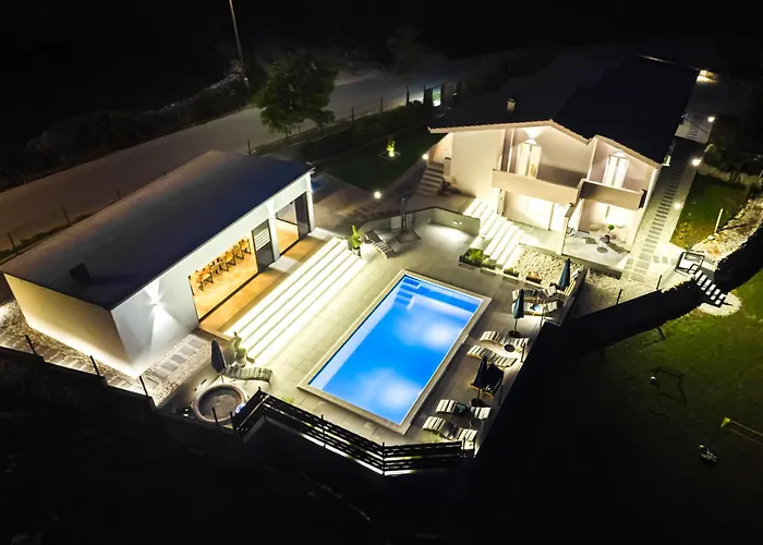 Villa Jackal House With A Heated Pool And A Jacuzzi *