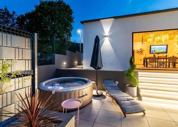 Jackal House With A Heated Pool And A Jacuzzi Villa