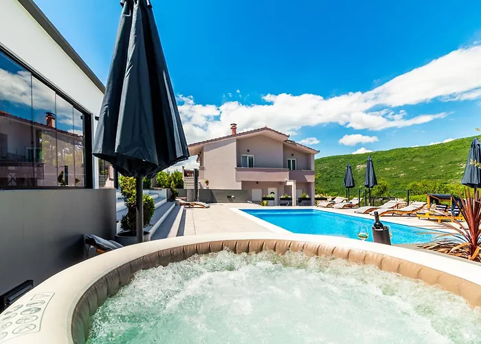 Villa Jackal House With A Heated Pool And A Jacuzzi