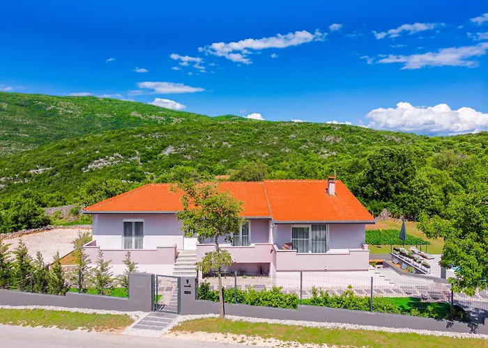 Jackal House With A Heated Pool And A Jacuzzi Lovreć