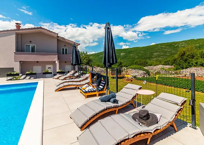 Jackal House With A Heated Pool And A Jacuzzi Lovreć