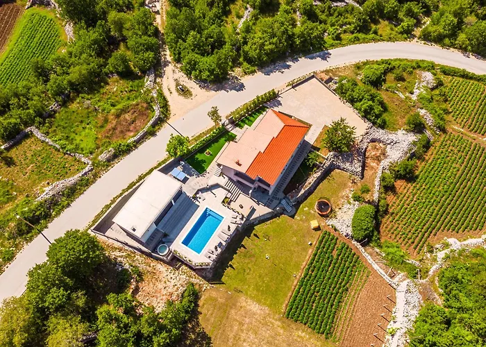 Jackal House With A Heated Pool And A Jacuzzi