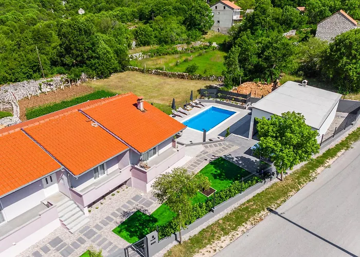 Jackal House With A Heated Pool And A Jacuzzi