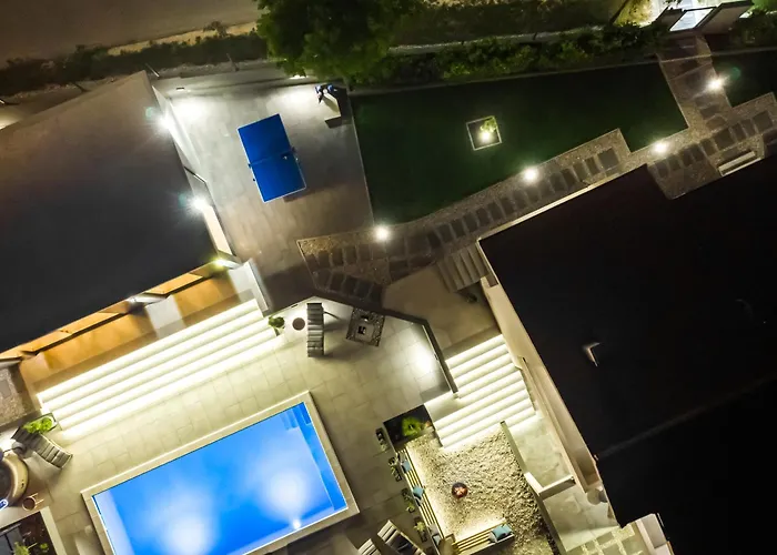 Jackal House With A Heated Pool And A Jacuzzi